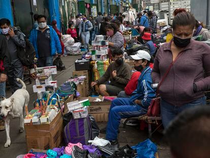 Un mercadillo ambulante, el pasado jueves, en Lima (Perú, uno de los países más golpeados por el virus).