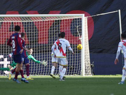 Unai López anota el primer tanto del partido entre el Rayo Vallecano y el FC Barcelona.