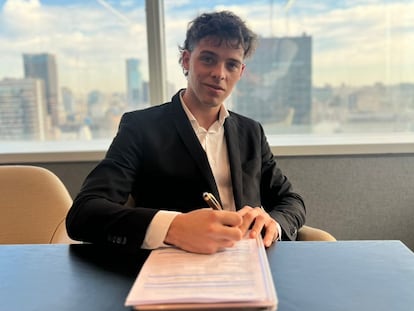 Santiago Maratea signs a document at the offices of Club Atlético Independeinte de Argentina, on June 30.