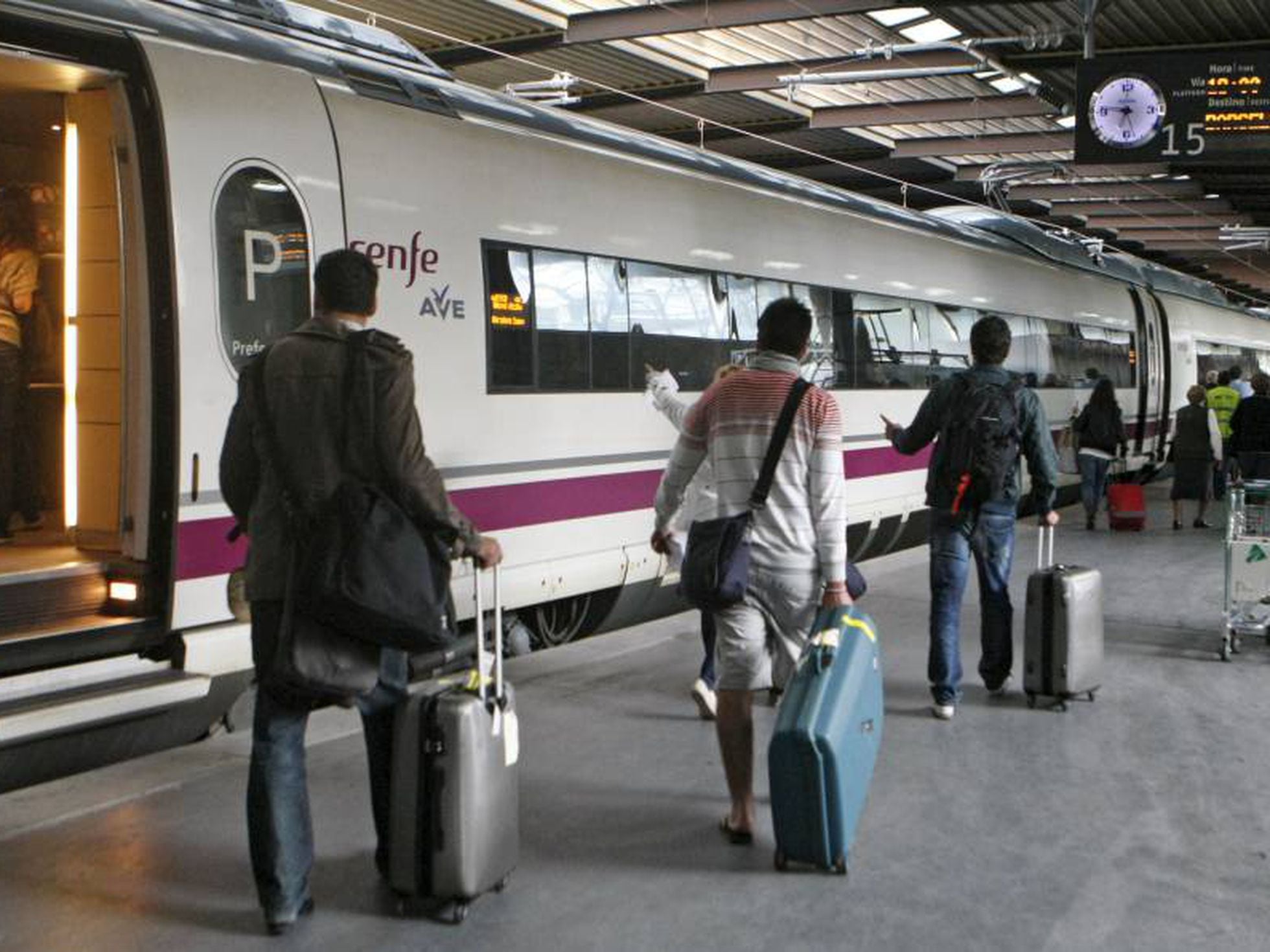 Miles de viajeros del afectados por una avería en la estación de Madrid- Atocha | Economía | EL