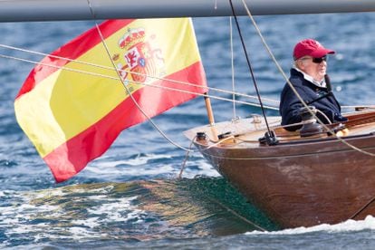 Juan Carlos I, en una regata en el barco 'Galant', el 17 de abril de 2016, en Sanxenxo.