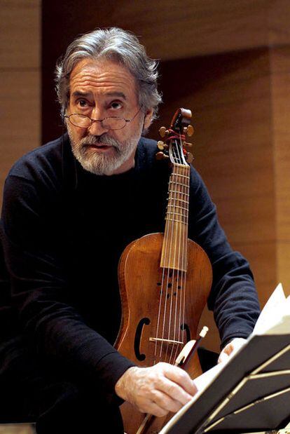 Jordi Savall, abrazado a su viola en un ensayo.