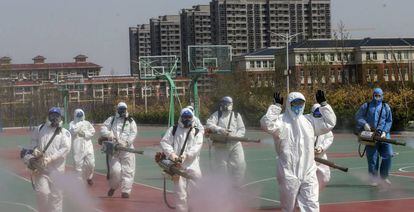 Trabajadores desinfectan una escuela en la provincia de Shandong.