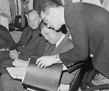 Theodore Sorensen se inclina sobre Kennedy en diciembre de 1962.
