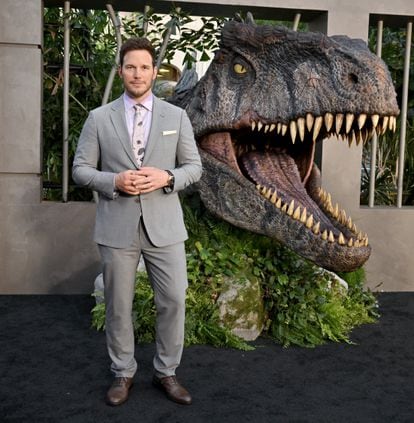 Chris Pratt, con un dinosaurio, presenta 'Jurassic World: Dominion', el pasado junio en Los Ángeles.