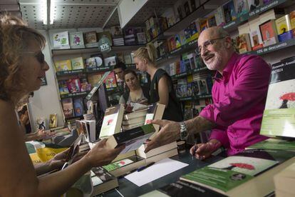 El escritor Fernando Aramburu, autor de &#039;Patria&#039;, firma en la Feria del Libro de Madrid.