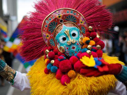 La artista pastusa, Daira Benavides, participa en el carnaval por la vida, en Bogotá, este domingo.