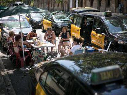 Miles de taxis bloquean la Gran Via de Barcelona, en su tercer d&iacute;a de huelga..  