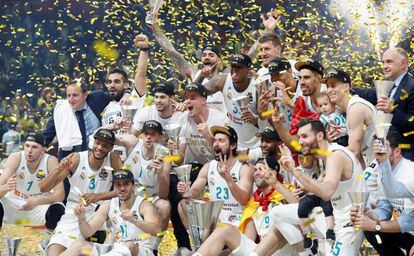 Los jugadores del Madrid celebran la victoria