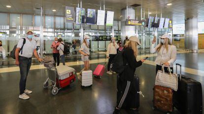Turistas en el aeropuerto de Gran Canaria, el 16 de agosto.