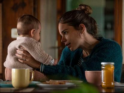 Laia Costa en 'Cinco Lobitos', película donde navega la culpa de ser una madre primeriza que no llega a todo.