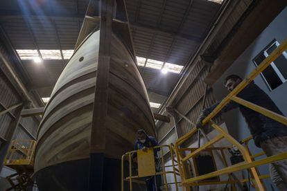 Imponente proa del barco, que se ha forrado de madera de iroko y, posteriormente, se oscurecerá con brea para tener un aspecto similar al original.