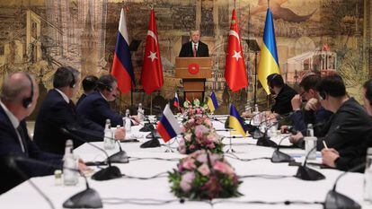 El presidente de Turquía, junto a los negociadores rusos y ucranianos, en las negociaciones de este 29 de marzo en Estambul