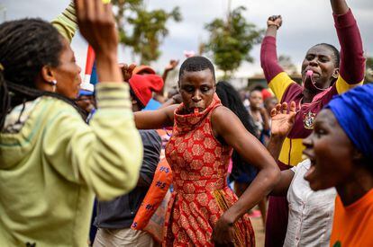 Los partidarios del candidato presidencial Raila Odinga, del Partido Azimio La Umoja, reaccionan durante una protesta contra los resultados de las elecciones generales de Kenia, en Kibera (Nairobi).