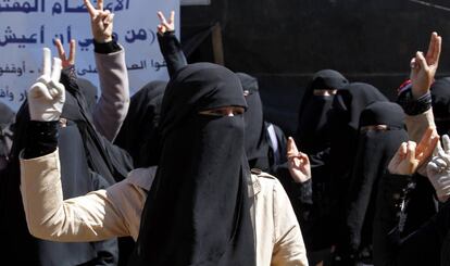 Cientas de mujeres y niños convocaron una protesta en tienda de campaña delante de la sede de la ONU reclamando un fin en los dos años de conflicto. EFE/Yahya Arhab