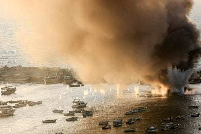 Un misil lanzado por Israel caía este martes en el puerto de Gaza. 