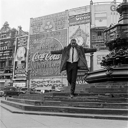 Mike Eghan at Picadilly Circus, 1967. Foto cortesía de Autograph.
