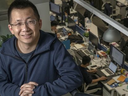 Zhang Yiming, fundador de ByteDance, donde posa en su sede en Pekín en 2019.