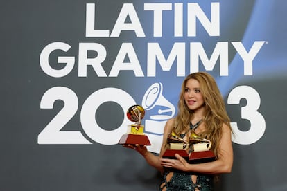 Shakira posa con tres premiso Grammy Latinos en la ceremonia celebrada en Sevilla.