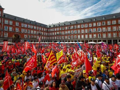 Manifestantes en la Plaza Mayor de Madrid.