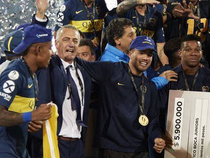 Gustavo Alfaro celebra el triunfo en la Supercopa. 