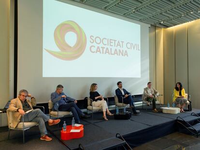 El escritor y profesor de filosofía, Félix Ovejero, el historiador Joaquim Coll, Cayetana Alvarez de Toledo (PP), el moderador; el expresidente del Consejo de la Abogacía Catalana, Pere Lluis Huguet y la presidenta de la Liga Democrática, Astrid Barrio. EFE/Enric Fontcuberta