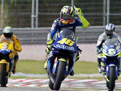 Valentino Rossi levanta el dedo índice en señal de victoria.