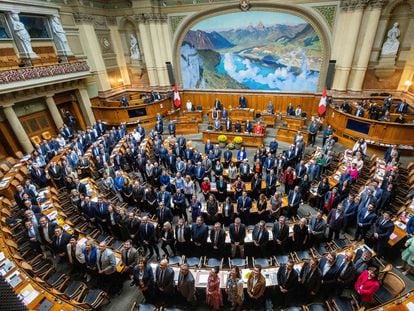 Los miembros del Parlamento suizo posan para una fotografía de grupo en la última jornada de la legislatura, el pasado 29 de septiembre en Berna.