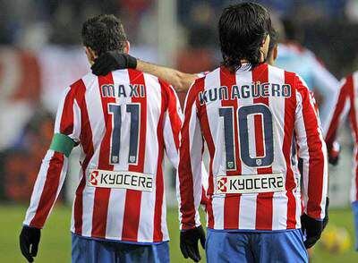 Maxi y Agüero, en un partido con el Atlético.