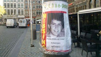 Un cartel con informaci&oacute;n del joven vasco desaparecido en Amberes en una calle de la ciudad.