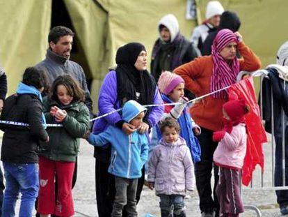 Varios refugiados esperan en un centro de Sredisce ob Dravi (Eslovenia) este martes.