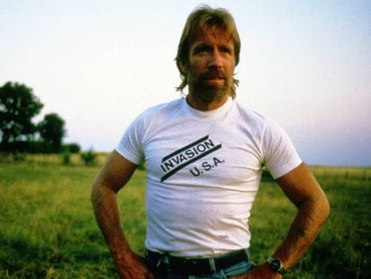 Chuck Norris fotografiado en 1985 con una camiseta de una de sus películas más populares: 'Invasión U.S.A.'. La imagen está tomada en unas vacaciones que pasó el actor en Borgoña, Francia.