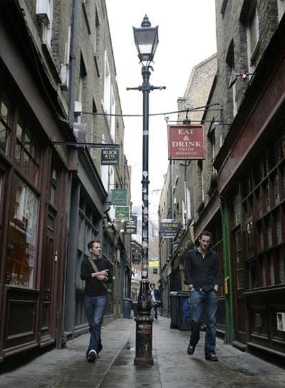 En Artillery Lane, una de las calles principales de Whitechapel, se suceden los restaurantes, las tiendas y las sastrerías.