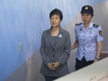 Park Geun-hye, a su llegada a un tribunal en Seúl, en 2017.