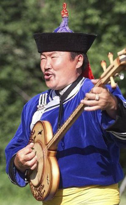 El cantante Kongar-ol Ondar, durante una actuación en 2004.