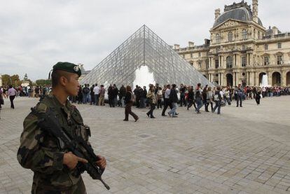 Soldados franceses patrullan en el museo del Louvre, en París, ante el temor de atentados terroristas.