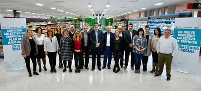 Representantes de sindicatos de Mercadona y empresa, entre ellos, Miguel Ángel Cilleros, secretario general de la Federación de Servicios, Movilidad y Consumo de UGT; José María Martínez, secretario general de la Federación de Servicios de CC OO; Daniel Blasco, director general de recursos humanos, y Héctor Hernández, director general jurídico, organización y marina de empresas de Mercadona.