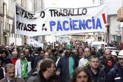 Movilizaciones de los trabajadores de Navantia en Ferrol que se concentraron a mediodía ante el edifico de la Xunta, donde coincidieron con los estudiantes que se oponen a la LOMCE que se aprueba esta tarde en el Senado.