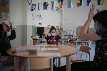 Dos niñas en la escuela Els Til·lers el mes de mayo del pasado año.