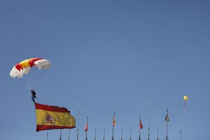 Un paracaidista descendía este jueves con la bandera española para dar arranque al desfile. 