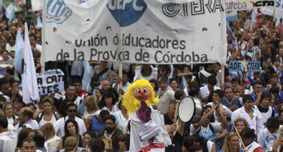 Docentes argentinos se movilizan frente al Ministerio de Educaci&oacute;n.