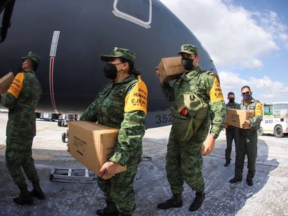Miembros de la Fuerza Aérea mexicana descargan ayuda para los refugiados en Rumania.