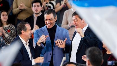 El alcalde de Vigo, Abel Caballero; el presidente del Gobierno, Pedro Sánchez, y el candidato del PSdeG, José Ramón Gómez Besteiro, en un mitin en Vigo, este sábado.