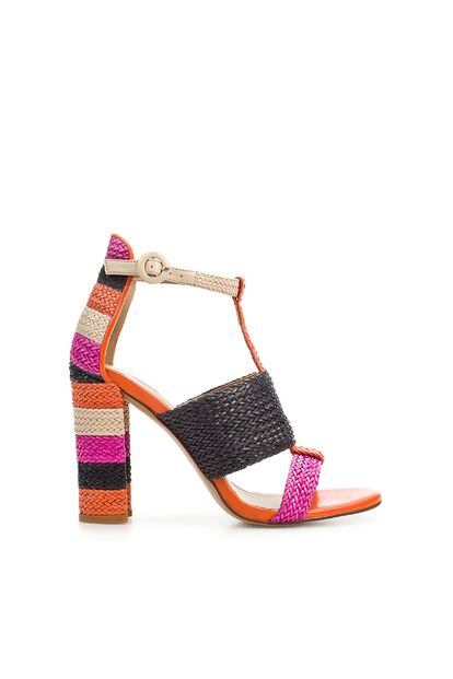 Sandalia trenzada en bloques de color. De Zara. Precio: 55,95 euros.