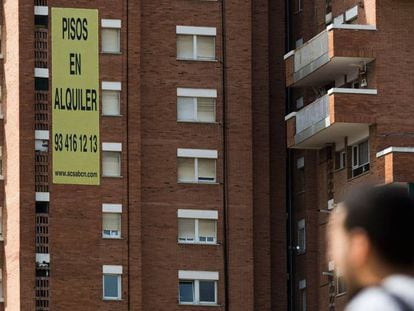 Un anuncio de pisos en alquiler en un edificio de Barcelona, en una imagen de archivo.