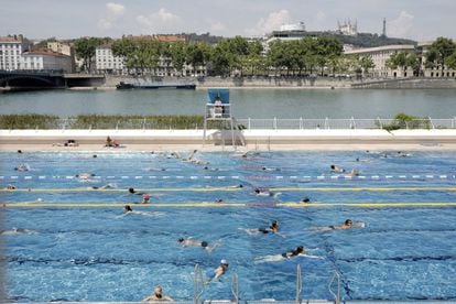 Un grupo de bañistas se divierten en una piscina de Lyon (Francia), el 22 de junio.