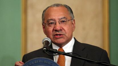 El exdiplomático estadounidense Manuel Rocha durante una rueda de prensa en Santo Domingo (República Dominicana) en mayo de 2013.