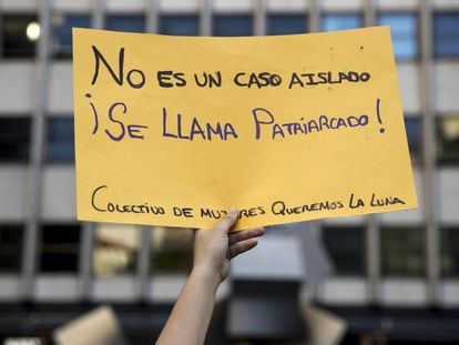 Concentración en Madrid, este viernes, por la muerte de la trabajadora de Iveco que se suicidó tras la difusión de vídeos sexuales.