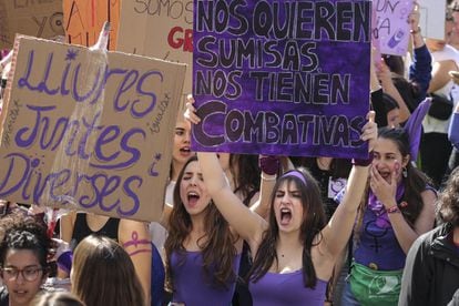 Participantes en los actos del 8M en Barcelona. Según las cifras de la Generalitat de Cataluña, el seguimiento de la huelga feminista en las universidades catalanas fue del 72,44% entre estudiantes y trabajadores.