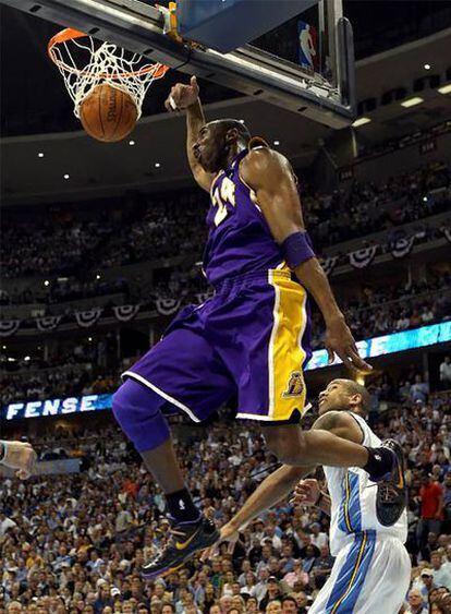 Kobe Bryant machaca el aro de los Nuggets de Denver.